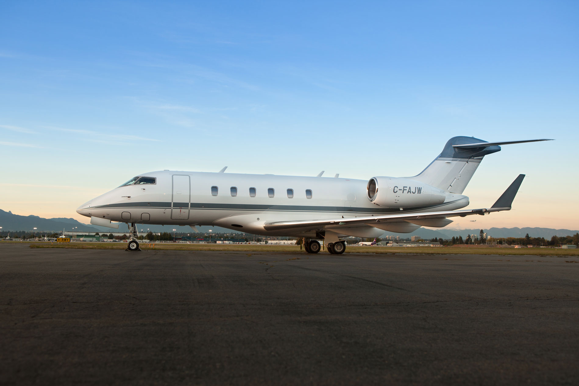 sold-2013-bombardier-challenger-300-aurora-jet-partners